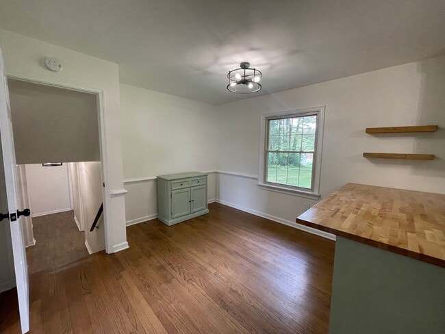 Building Photo - Newly Renovated Split Level Home