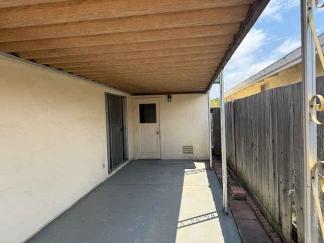 Building Photo - 583 Bridge St