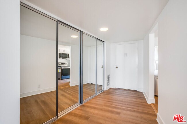 Building Photo - 4265 Marina City Dr