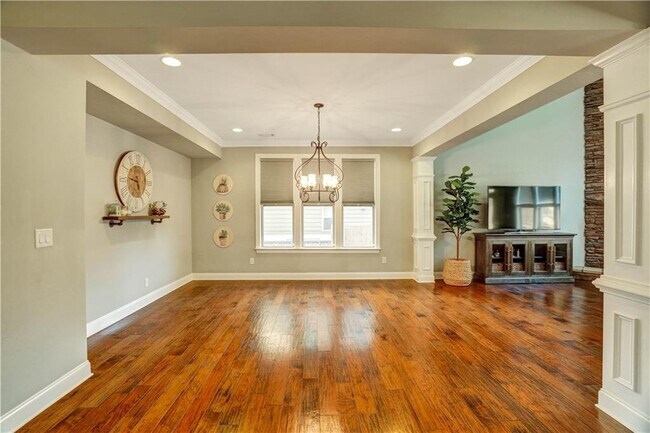 Building Photo - 633 Leland Pkwy