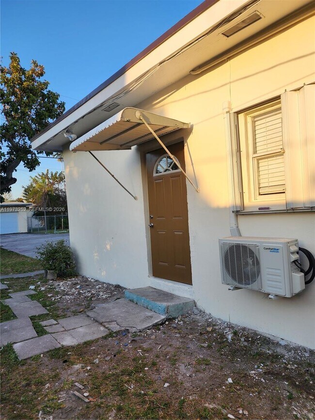 Building Photo - 1375 NE 135th St