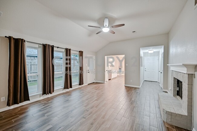 Building Photo - Well Maintained and Tastefully Updated 3/2...