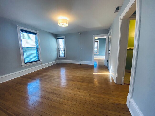 Building Photo - WE HAVE A CUTE & CLASSY RENTAL ON 16TH!