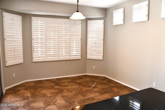 Building Photo - 2219 W Spur Dr