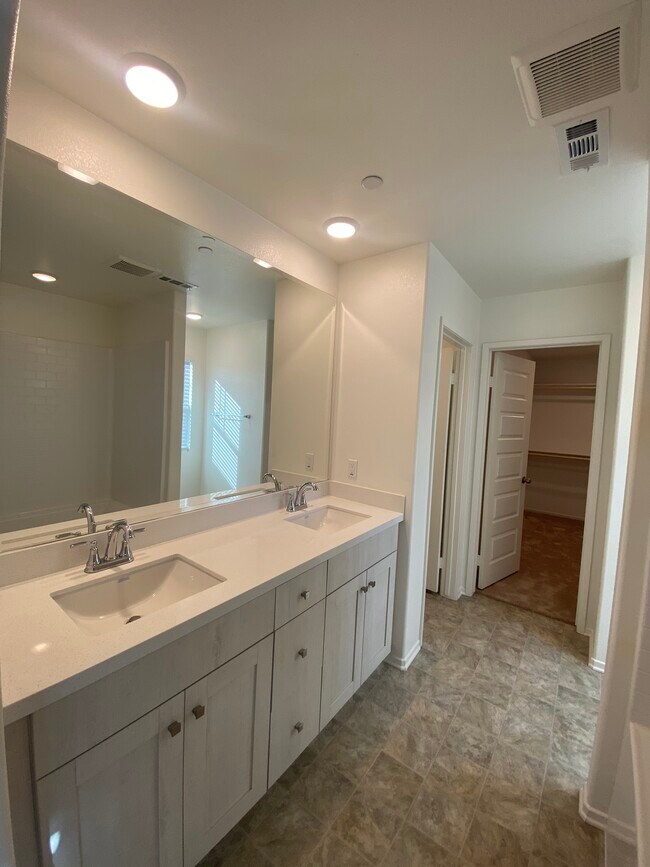 Building Photo - 6032 Mariposa Dr