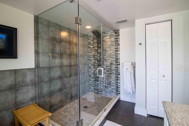 Building Photo - 915 3rd St