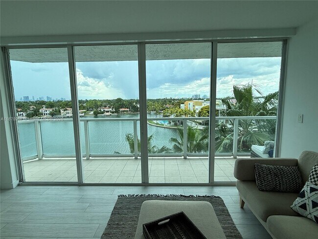 Primary Photo - 5900 Collins Ave