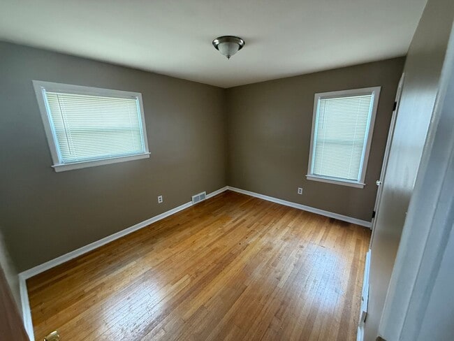Building Photo - 3 Bedroom, 1 Bath Bungalow Style Home Move-In Ready!