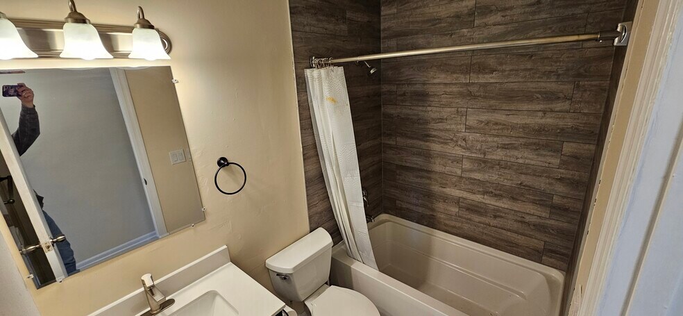 Full Bathroom - 578 Tyler St