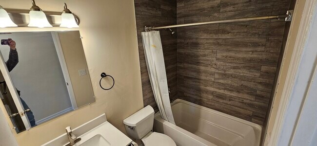 Full Bathroom - 578 Tyler St