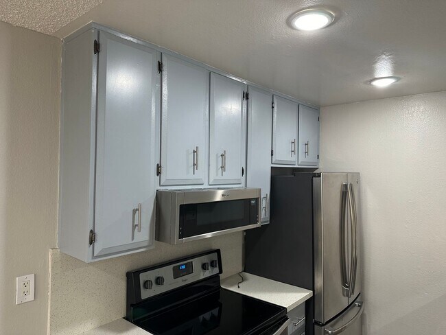 Building Photo - SE Desert Inn and Eastern!! Townhouse with 2 parking Spaces!! Recent Remodel!!