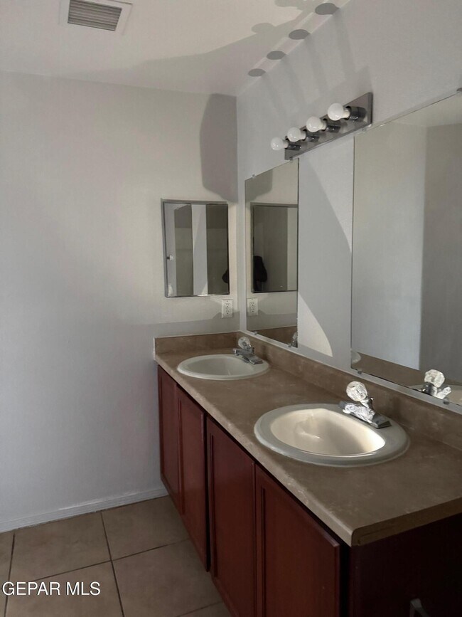 Building Photo - 6027 Brook Hollow Dr