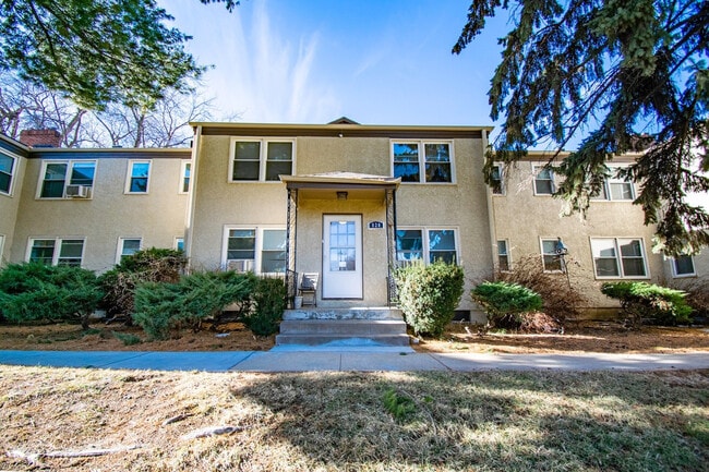 Building Photo - Dundee Village Rentals (820 N 46th St)