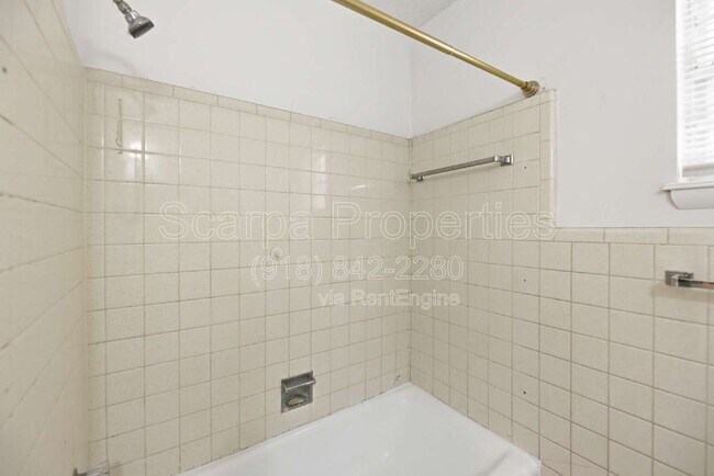 Building Photo - 313 E Woodrow Pl