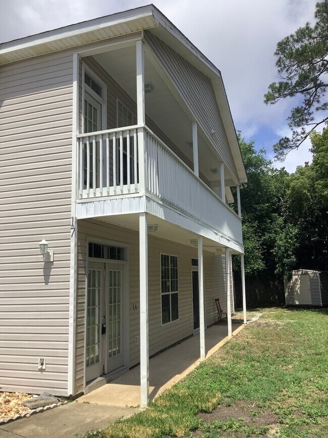Building Photo - Spacious 3BR/3BA Townhome in PRIME location!!