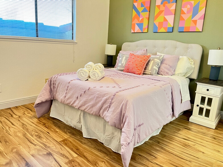 Bedroom #2, hardwood floors - 847 Mission Sierra Ct