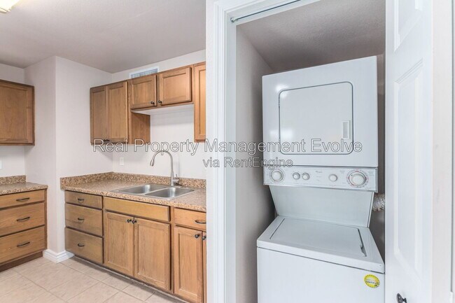 Building Photo - 5438 S 46th Pl
