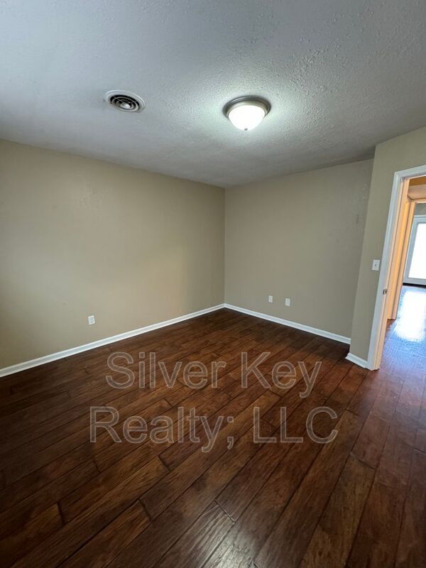 Building Photo - 123 S Victoria Rd