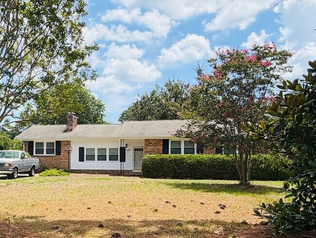 Building Photo - Central Wilmington, popular school districts,2 car garage/RV/Boat parking 3/4 bedroom/fenched/Liv...