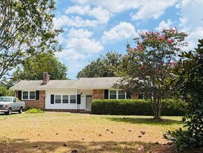 Building Photo - Central Wilmington, popular school districts,2 car garage/RV/Boat parking 3/4 bedroom/fenched/Liv...