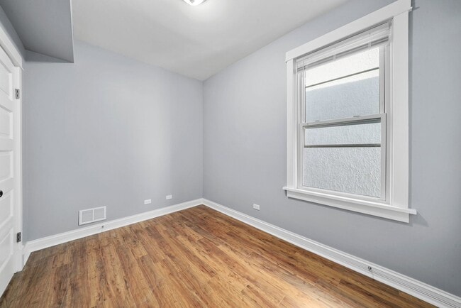 Building Photo - 4215 W Roscoe St