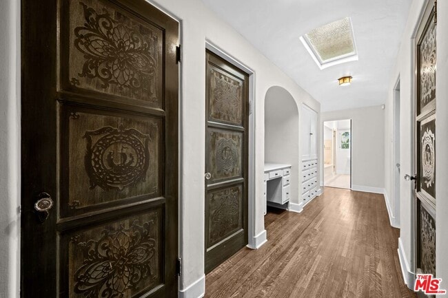 Building Photo - 208 S Rodeo Dr