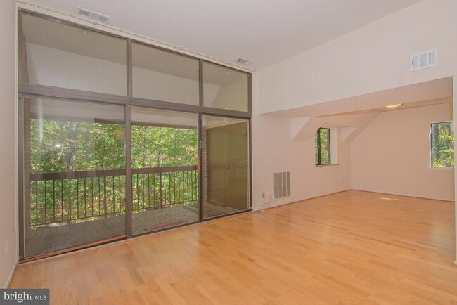 Building Photo - 1665 Parkcrest Cir