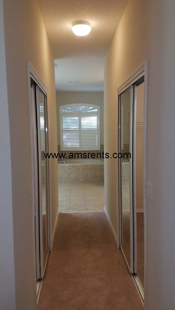 Building Photo - Spacious 5 bedroom home in Hunter Creek