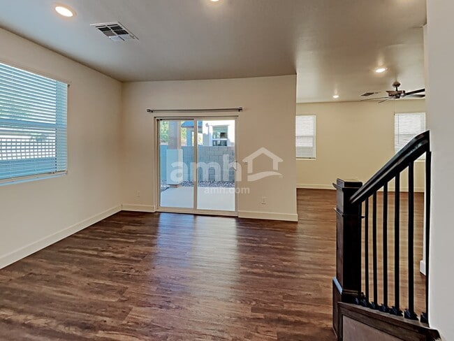 Building Photo - 632 W Hackamore Ave