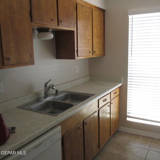 Building Photo - 2933 Wedgewood Dr