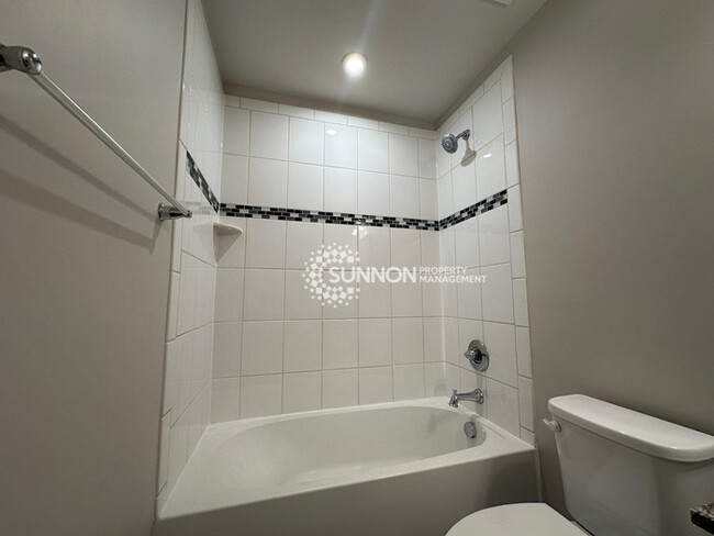 Building Photo - Beautiful 3 Bed Townhome in Eagle Lake Sub...