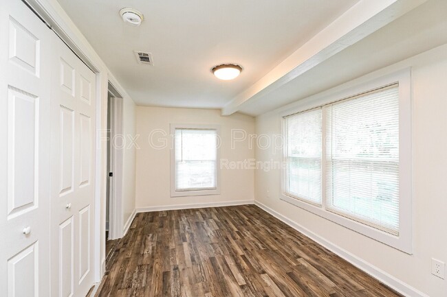 Building Photo - 709 S Davis Ave