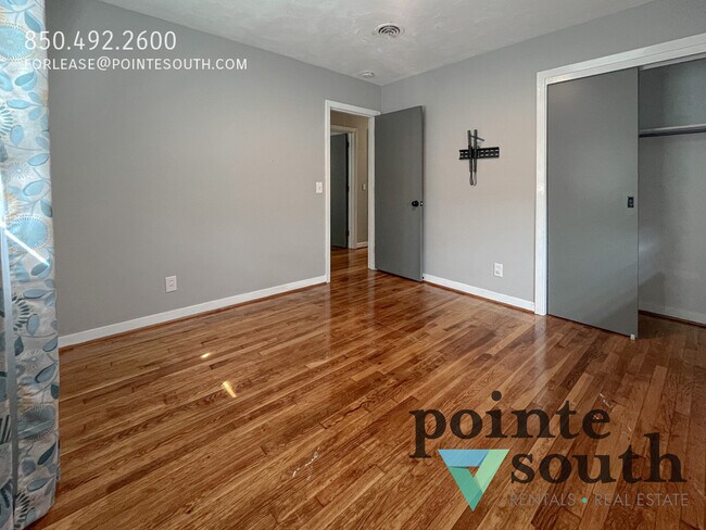 Building Photo - 5807 Aurora Ave