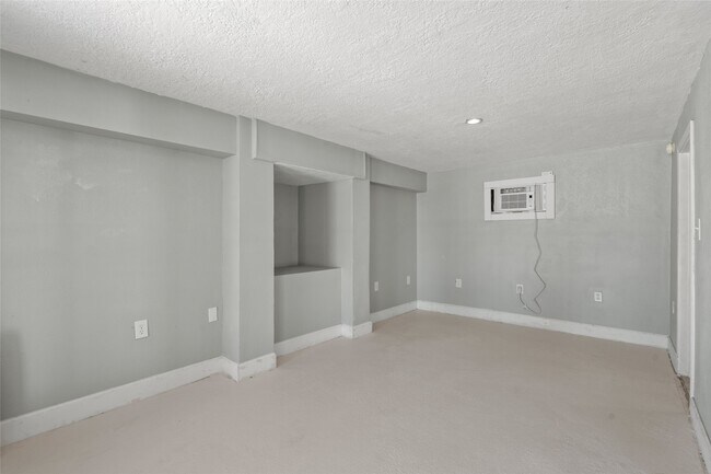 Building Photo - 4034 Reeves Dr
