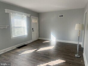 Building Photo - 1109 W James St