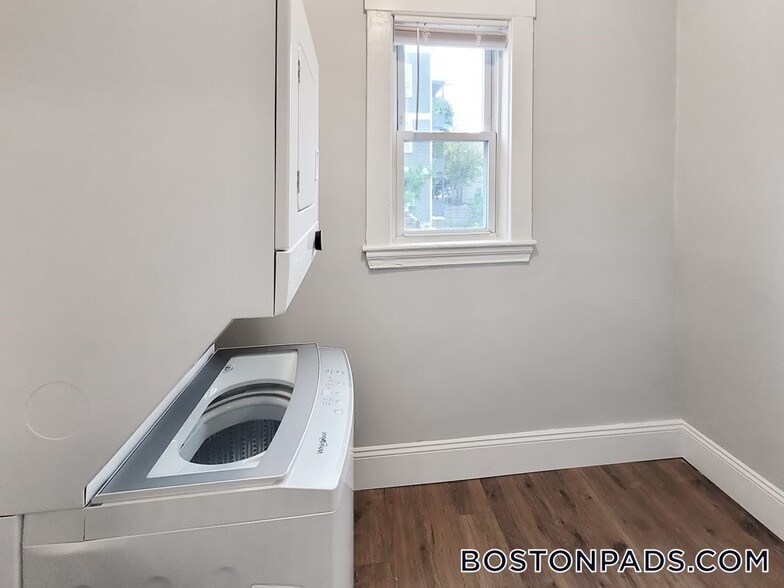 Building Photo - 108 Callender St