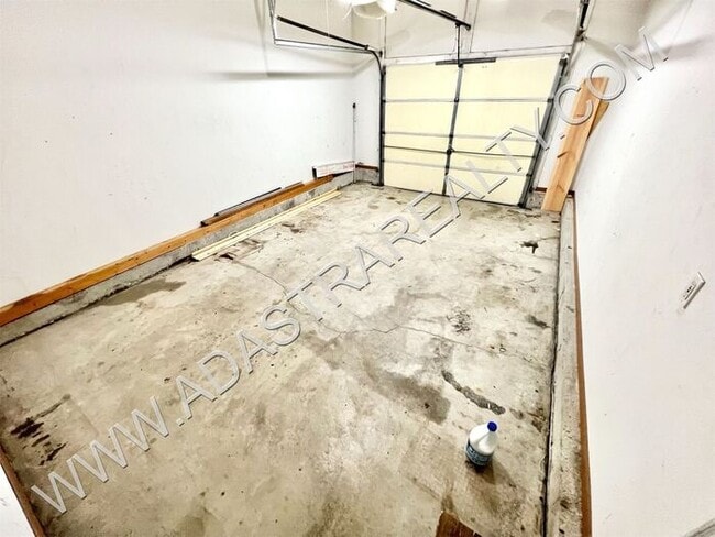 Building Photo - Spacious Gardner Duplex-Available NOW!!