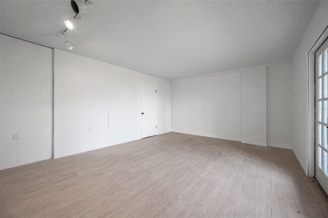 Building Photo - 745 Pinellas Bayway S