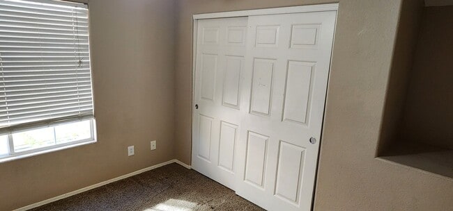 Building Photo - Charming 3 bedroom home with great curb ap...