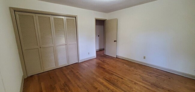 Building Photo - 6420 Cloverdale Dr