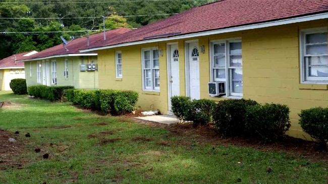Primary Photo - Pine Villa Apartments