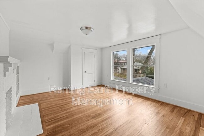 Building Photo - 1900 15th Ct N