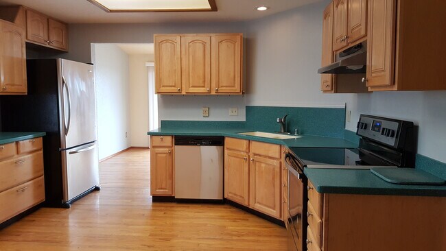 Building Photo - 1870 N Skyline Dr