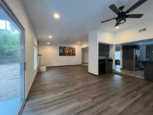 Building Photo - 1233 E Via Escuela