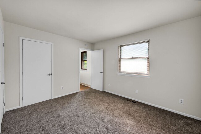 Building Photo - 2700 Queenswood Dr