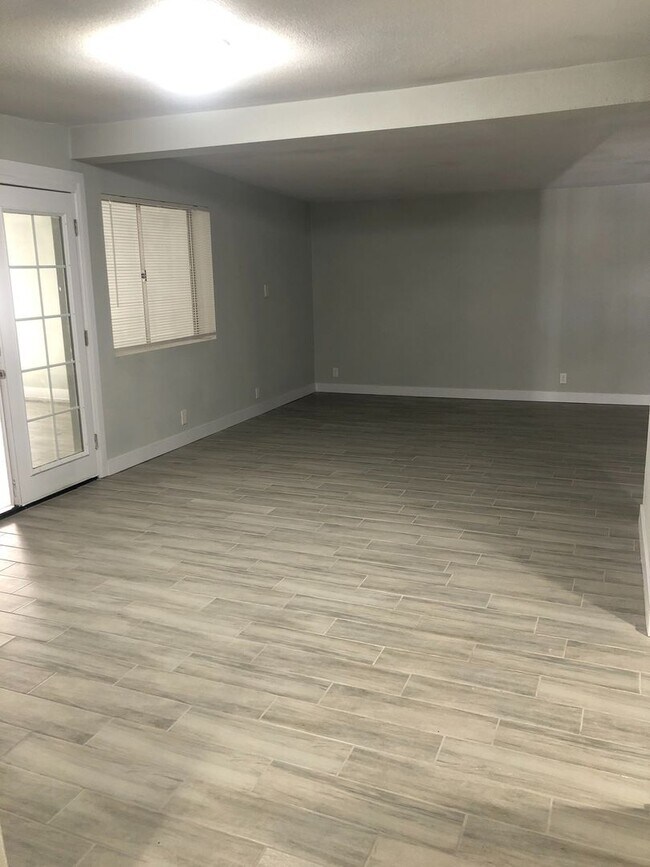 Building Photo - NEWLY REMODELED 3 BEDROOM 2 BATH HOME COME...