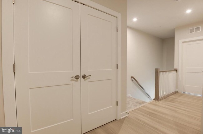 Building Photo - 43798 Middleway Ter