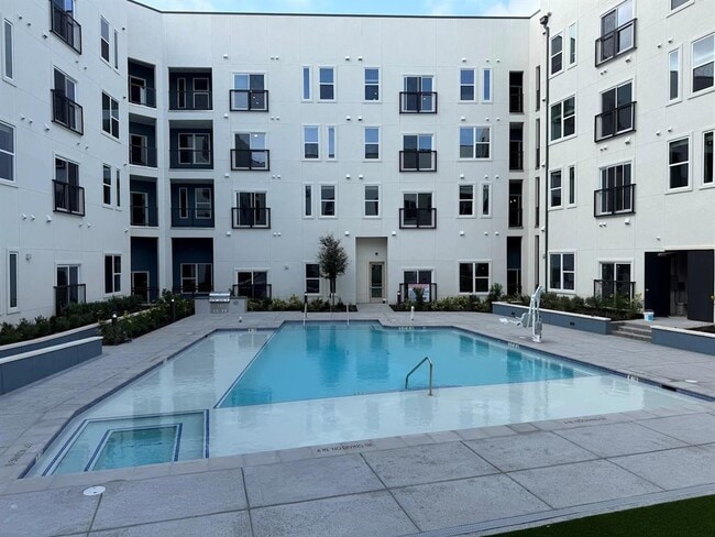 Building Photo - 320 Goll St