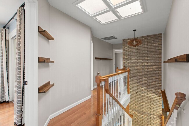 Building Photo - Rare Find in Kensington South – Park Views...