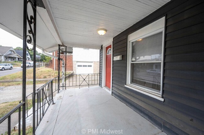 Building Photo - Charming 2-Bed, 2-Bath Duplex in Indianapolis